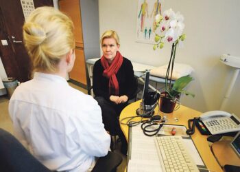 Työryhmä esittää julkisen terveydenhuollon tiloja yksityislääkäreiden käyttöön. Kuvassa nainen lääkärin vastaanotolla Medicity-lääkäriasemalla Helsingissä.