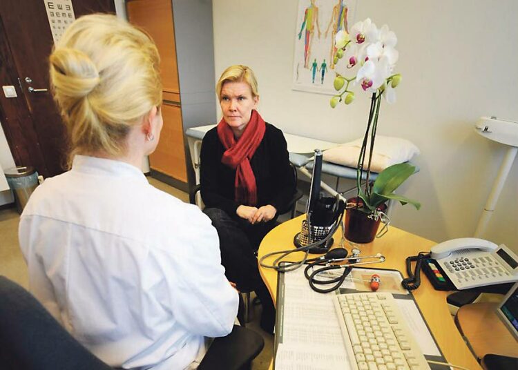 Työryhmä esittää julkisen terveydenhuollon tiloja yksityislääkäreiden käyttöön. Kuvassa nainen lääkärin vastaanotolla Medicity-lääkäriasemalla Helsingissä.