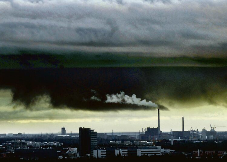 Suurteollisuus halutaan pitää Euroopan unionissa, vaikka se saastuttaakin. Ratkaisua haetaan päästökaupan säännöistä eli saako teollisuus ilmaiseksi päästöoikeuksia vai pidemmät siirtymäajat päästökauppaan.