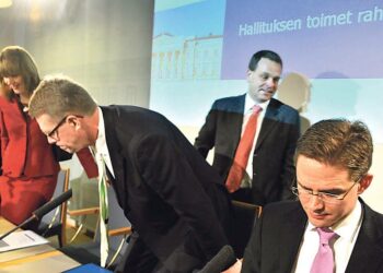 Rahoitusmarkkinoista vastaava ministeri Mari Kiviniemi (vas.), pääministeri Matti Vanhanen, asuntoministeri Jan Vapaavuori ja valtiovarainministeri Jyrki Katainen kertoivat eilen, että valtio aikoo kolminkertaistaa vientihankkeiden rahoituksen.