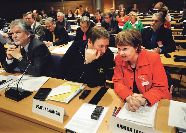 Martti Korhonen (vas.) vaati hallitukselta toimia ilmastonmuutosta vastaan. Säpinää Vasemmistoliiton puoluevaltuuston kokoukseen toivat Paavo Arhinmäki ja Annika Lapintie.