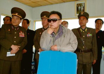 Kim Jong Il tutustumassa ilmavoimien tukikohtaan virallisen KCNA-uutistoimiston välittämässä päiväämättömässä kuvassa.