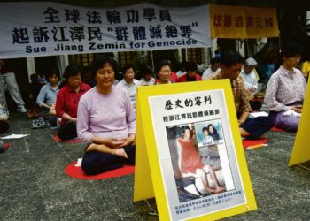Kymmenien tuhansien Falun Gong -meditaation harjoittajien uskotaan saaneen surmansa Kiinan pidätyskeskuksissa sitten vuoden 1999 heinäkuun. Kuvassa taiwanilaisia Falun Gong -harjoittajia istumamielenosoituksessa.