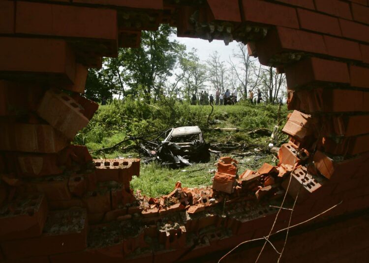 Auto tuhoutui Ingushian presidentin murhayrityksessä. Itsemurhapommittaja iski työmatkalla.