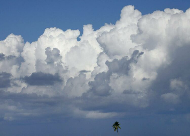 Pilvet kulkevat Malediivien atollien yllä. Matala saarivaltio Malediivit on yksi ilmastonmuutoksen ensimmäisenä uhkaamia.