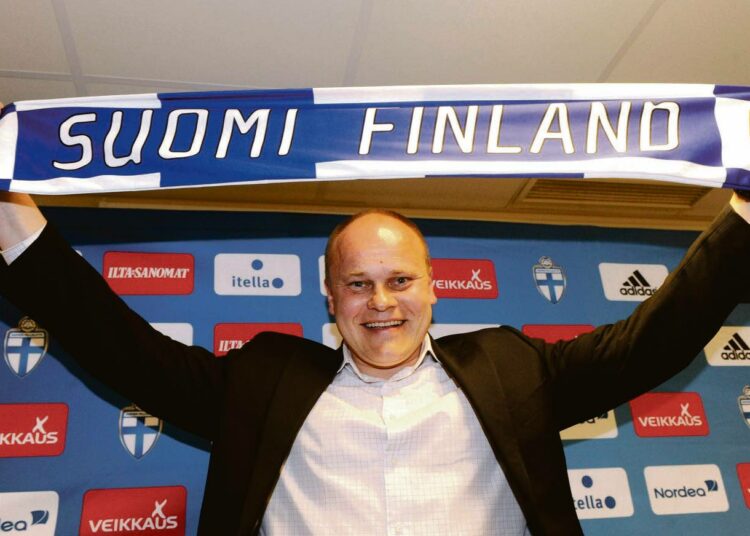 Mika-Matti Paatelainen valittiin Suomen jalkapallomaajoukkueen uudeksi päävalmentajaksi maaliskuussa. Jälleen kerran odotukset ovat korkealla, mutta maltti olisi kenties hyväksi.