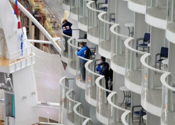 Turun telakalla kaivataan kipeästi tilausta loistoristeilijästä. Kuvassa viimeistellään Allure of the Seas -loistoristeilijän parvekkeita.