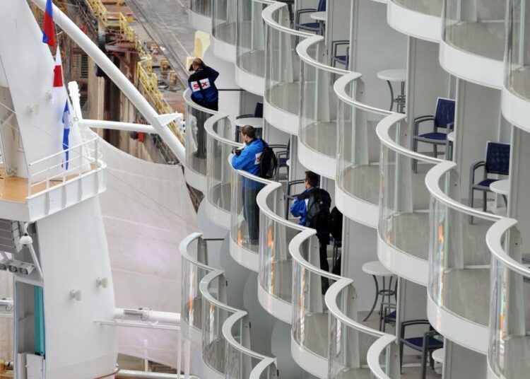 Turun telakalla kaivataan kipeästi tilausta loistoristeilijästä. Kuvassa viimeistellään Allure of the Seas -loistoristeilijän parvekkeita.