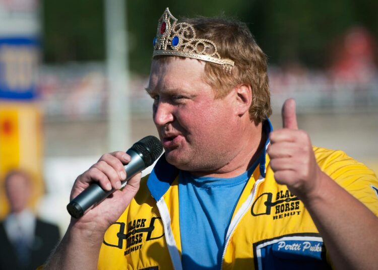 Voittoseremonioissa Pertti Puikkonen lauloi jo tuttuun tapaansa.