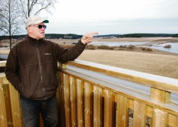 –¿Nuo ovat metsähanhia, Jouko Alhainen osoittaa Loimijoelle.