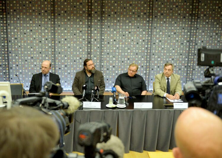 AKT:n tiedotustilaisuudessa Timo Rädyn irtisanomisesta olivat kertomassa AKT:n sihteeri Harri Pasanen (vas.), pääluottamusmies Jape Loven, varapuheenjohtaja Veijo Ruonala ja liittosihteeri Arto Sorvali.