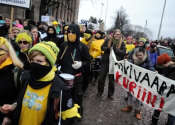 Talvivaaran kaivoksen aiheuttamia ympäristövaurioita kritisoinut mielenosoitus kulki satojen ihmisten letkana.