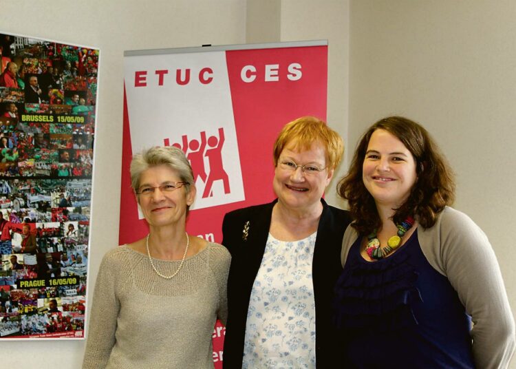 EAY:n pääsihteeri Bernadette Ségol (vas.) ja liittosihteeri Judith Kirton-Darling tapasivat presidentti Tarja Halosen kesäkuussa 2011.