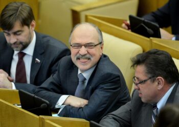 Floridalaiskiinteistö koitui duuman eettisen komitean puheenjohtajan Vladimir Pehtinin (keskellä) kohtaloksi.