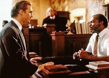 Nuori asianajaja (Matthew McConaughey, vas.) puolustaa 10-vuotiaan tyttärensä raiskaajien murhasta syytettyä Carl Lee Haileyta (Samuel L. Jackson, oik.).