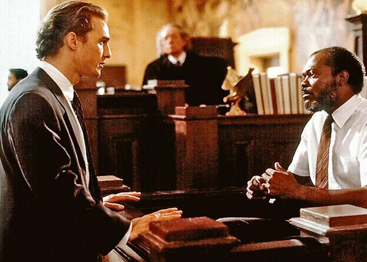 Nuori asianajaja (Matthew McConaughey, vas.) puolustaa 10-vuotiaan tyttärensä raiskaajien murhasta syytettyä Carl Lee Haileyta (Samuel L. Jackson, oik.).