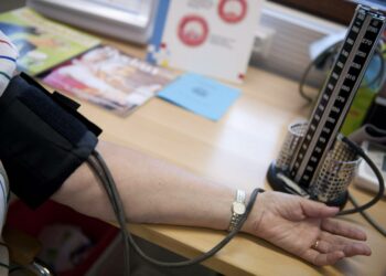 Eläkeläiset ry:n puheenjohtajan Kalevi Kivistön mukaan pienituloiset eläkeläiset jonottavat palveluja ja tinkivät hoidosta ja lääkityksestä.