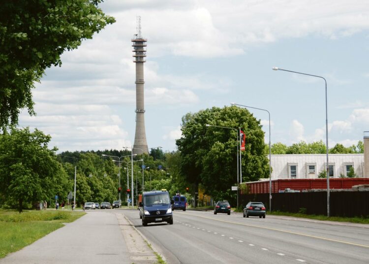 Pääskyvuoren tv-torni hallitsee maisemaa.