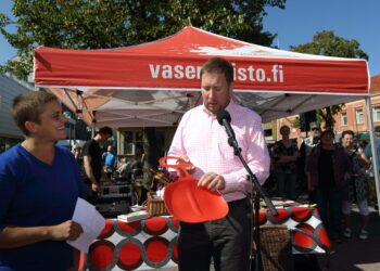 Vasemmistoliiton kansanedustajat jalkautuivat Porissa myös torille. Paavo Arhinmäki esitteli liukuria jonka hän oli tuonut vaihtotorille. Tilaisuuden juontajana toimi kansanedustaja Silvia Modig.