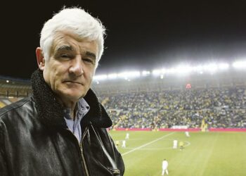 Arabikevät on muuttanut myös Israelin asemaa. Kuvassa toimittaja John Ware jalkapallostadionilla jerusalemilasjoukkue Beitar Jerusalemin kotiottelussa.