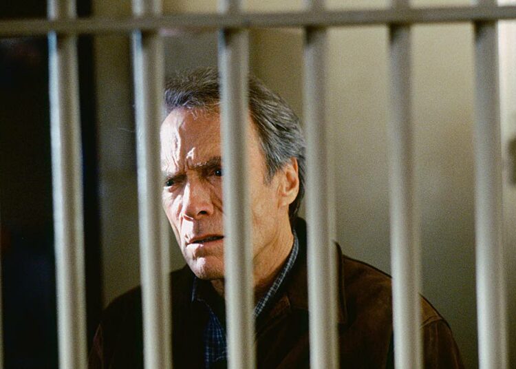 Clint Eastwood näyttelee ohjaamassaan trillerissä lehtimiestä, joka vakuuttuu kuolemaantuomitun miehen syyttömyydestä ja alkaa etsiä siitä todisteita.