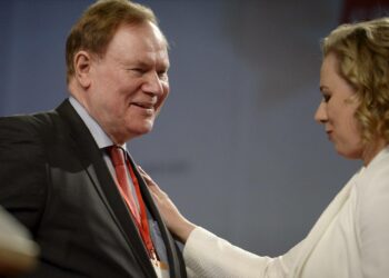 SDP:n puoluekokouksen alkajaisiksi puheenjohtaja Jutta Urpilainen luovutti entiselle puheenjohtajalle Paavo Lipposelle puolueen korkeimman kunnianosoituksen, Väinö Tanner -mitalin.