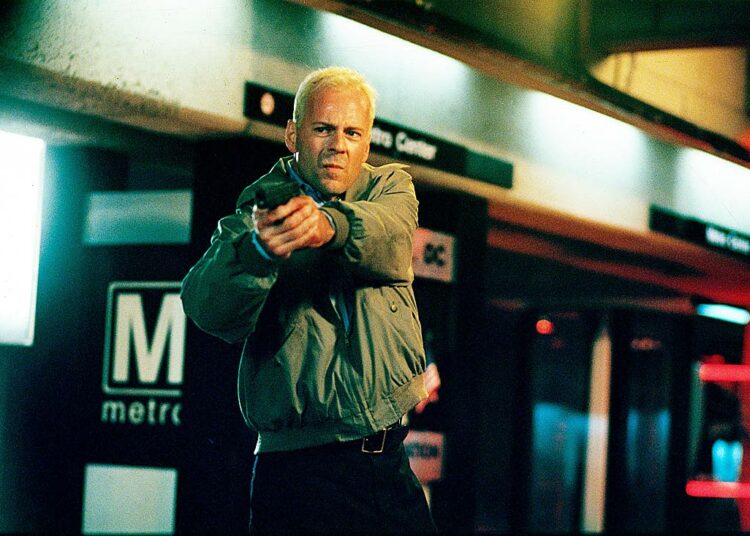 Bruce Willis näyttelee kylmäveristä ammattitappajaa Sakaalia.
