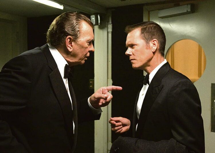 Elokuva alkaa vuoden 1974 tilanteesta, jossa Richard Nixon jätti Valkoisen talon skandaalien saattelemana. Kuvassa Kevin Bacon (vas.) ja Frank Langella.