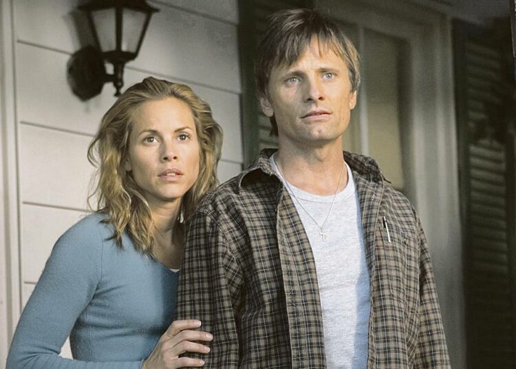 Viggo Mortensen on toimintatrillerin pääosassa idyllisessä pikkukaupungissa asuva perheenisä ja Maria Bello tämän vaimo.