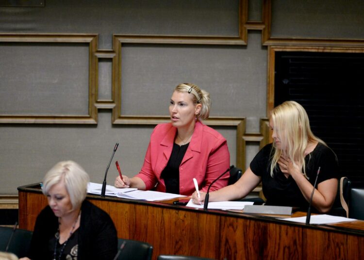 Vasemmistoliiton uusi kansanedustaja Katja Hänninen ensimmäisessä täysistunnossaan tiistaina.