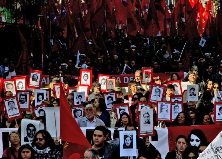Pinochetin diktatuurin aikana kadonneiden ja pidätettyjen kohtalosta muistuttava järjestö osoitti mieltä vallankaappauksen vuosipäivänä viime torstaina Santiagossa.