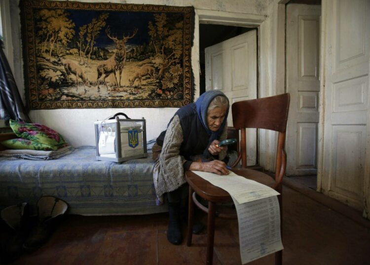 Ukrainan vaalitulos oli kuitenkin selkeä eli länsimieliset ryhmittymät saavat enemmistön parlamenttiin. Vanha nainen äänesti kotonaan sunnuntaina.