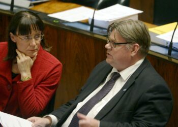 Perussuomalaisten kansanedustajat Pirkko Ruohonen-Lerner ja Timo Soini eduskunnan täysistunnossa keskiviikkona.