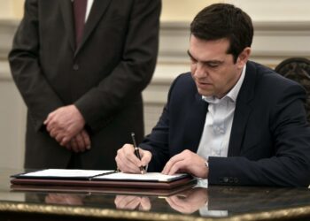 Uusi pääministeri, Syrizan Alexis Tsipras allekirjoitti asianmukaiset paperit vannottuaan virkavalansa maanantaina presidentin palatsissa Ateenassa.