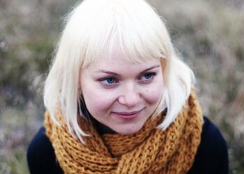 Minna Mikkonen (s. 1983) on sanataiteen sekatyöläinen. Hän asuu ja työskentelee Oulussa.