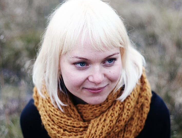 Minna Mikkonen (s. 1983) on sanataiteen sekatyöläinen. Hän asuu ja työskentelee Oulussa.