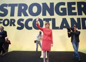 Nicola Sturgeon johtama Skotlannin kansallispuolue on viemässä jättipotin: lähes kaikki Skotlannin parlamenttipaikat ja vaa’ankielen aseman Britannian parlamentissa.