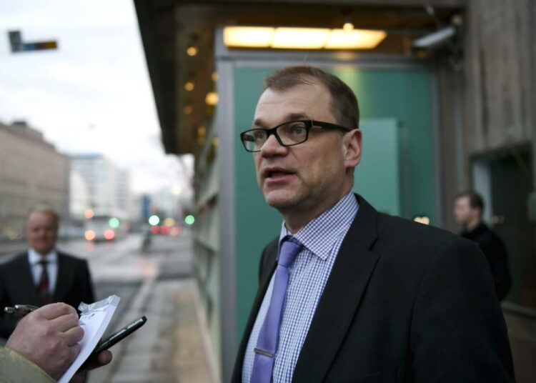 Ensimmäinen yritys yhteiskuntasopimukseksi kaatui toukokuun alussa. Nyt tuleva pääministeri Juha Sipilä yrittää laittaa ay-liikkeen seinää vasten, jotta työaikaa pidentävä sopimus syntyisi.