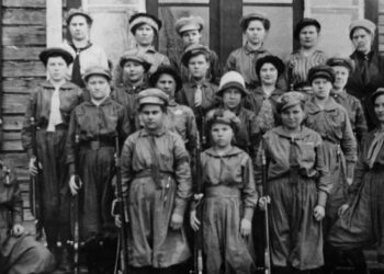 Punakaartia aseettomasti  tukeneiden naisten kohtaloista tiedetään hyvin vähän. Kuvassa Pyhtään punakaartin naisosasto ryhmäkuvassa.
