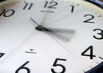 Lokakuun viimeisenä sunnuntaina siirrytään kesäajasta talviaikaan eli normaaliaikaan siirtämällä kellon viisareita tunnilla taaksepäin aamuyöllä kello neljästä kello kolmeen. Euroedustaja Merja Kyllönen haluaa lopun ajan rassaamiselle.