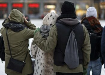 Feministiaktivistien Helfem ryhmä järjesti tammikuun 17. päivä tilaisuuden, jossa taiteilijat lukivat seksuaalista häirintää kokeneiden osallistujien lähettämiä tarinoita