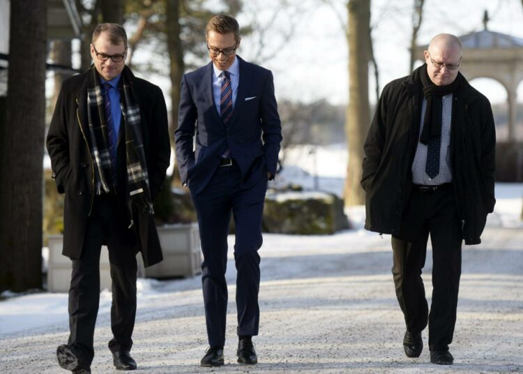 Pääministeri Juha Sipilä, valtiovarainministeri Alexander Stubb sekä oikeus- ja työministeri Jari Lindström Kesärannassa Helsingissä tiistaina 1. maaliskuuta. Vasemmistoliiton Paavo Arhinmäen mielestä hallitus vaatii lisää uhrauksia työntekijöiltä.