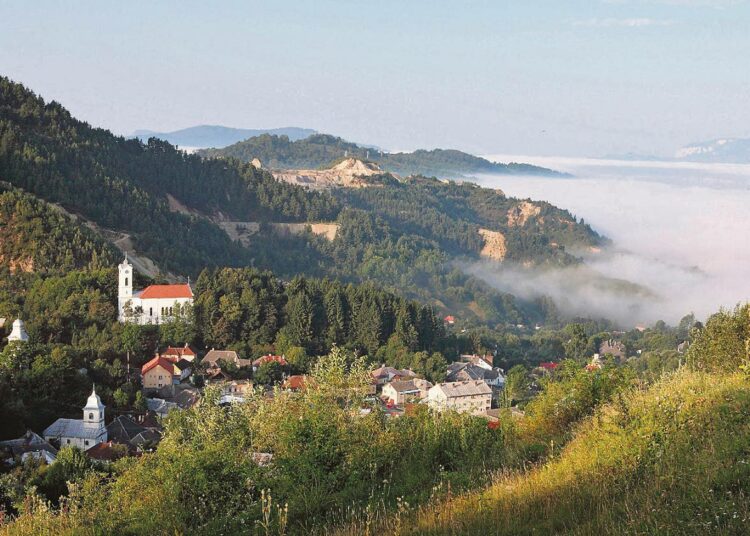 Kansainvälinen kaivosyritys uhkaa romanialaisen Rosia Montanan kaunista kylää.