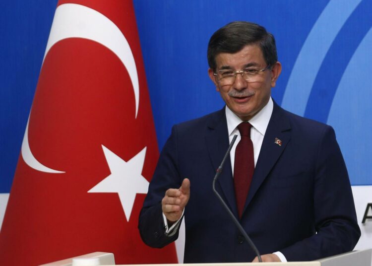 Myös pääministeri Ahmet Davutoglu joutuu siirtymään syrjään presidentti Recep Tayyip Erdoganin keskittäessä valtaa itselleen.