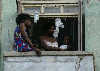 Kuuban viranomaisten mukaan uuden veron tuottoja käytetään muun muassa vähävaraisille myönnettävään remonttitukeen. Kuvan talo sijaitsee Santiago de Cubassa.