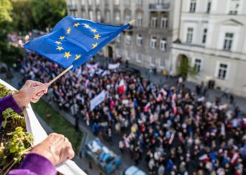 Kirjoittajan mukaan eräs syy nykyiseen pysähtyneisyyden tilaan on Euroopan unioni, joka on tukkinut turvallisuuspolitiikassa poliitikkojen suut.