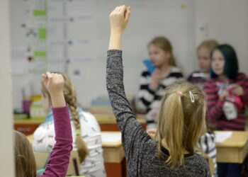 Kansanedustajat tekivät tammikuussa koulukiertueen.
