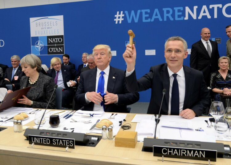 Naton valtionpäämiesten tapaamisessa Brysselissä Yhdysvaltojen presidentti Donald Trump (kesk.), Iso-Britannian pääministeri Theresa May ja Naton pääsihteeri Jens Stoltenberg.