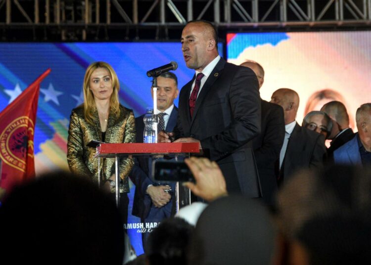 Kosovon entinen pääministeri Ramush Haradinaj puhumassa kannattajilleen huhtikuun lopulla Pristinassa palattuaan Ranskasta, jossa hän oli pidätettynä.