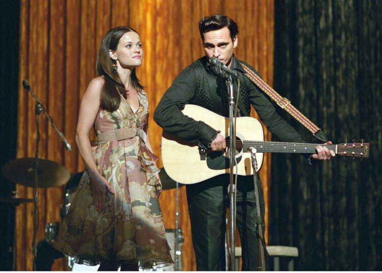 Johnny Cashin (Joaquin Phoenix) yhteiset esiintymiset June Carterin (Reese Witherspoon) kanssa johtivat lopulta räiskyvään suhteeseen myös esiintymislavojen ulkopuolella.